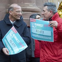 Unterschriftenübergabe Stärketest über 12.000 in Frankfurt.